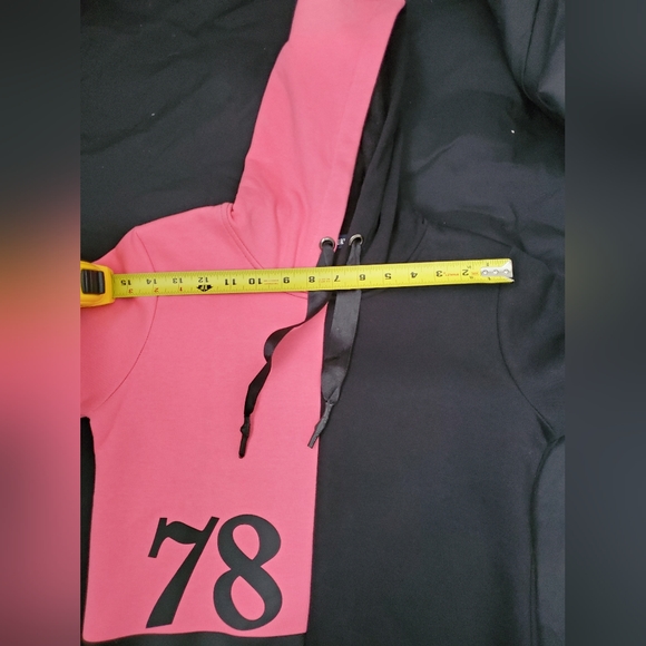 Women's pink and black hoddie size medium - Picture 5 of 5